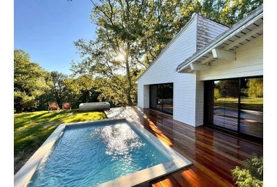 petite piscine compacte dans un joli jardin