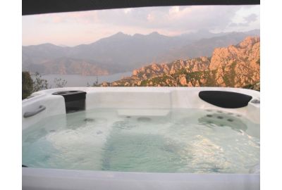 Pourquoi l’eau de mon spa devient trouble, verte ou mousseuse ?