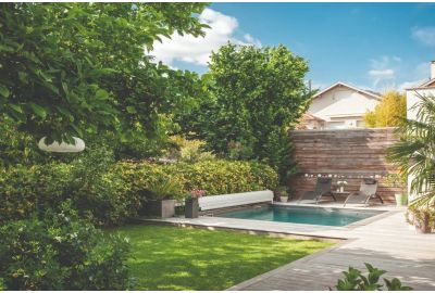 petite piscine dans un jardin 