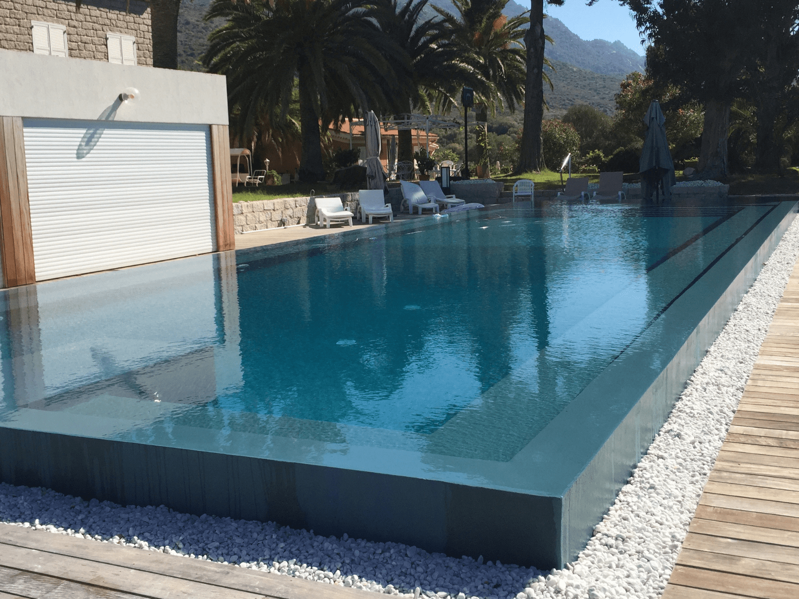 Piscine à débordement